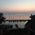 A With A View - Maisonnette Dans Bourg Médiéval Au Bord Du Léman *