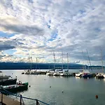 A With A View - Maisonnette Dans Bourg Médiéval Au Bord Du Léman