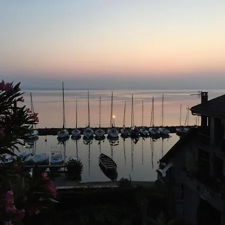 A With A View - Maisonnette Dans Bourg Medieval Au Bord Du Leman *