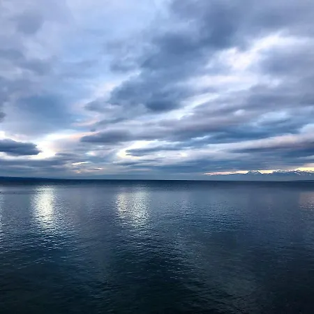 A With A View - Maisonnette Dans Bourg Medieval Au Bord Du Leman *